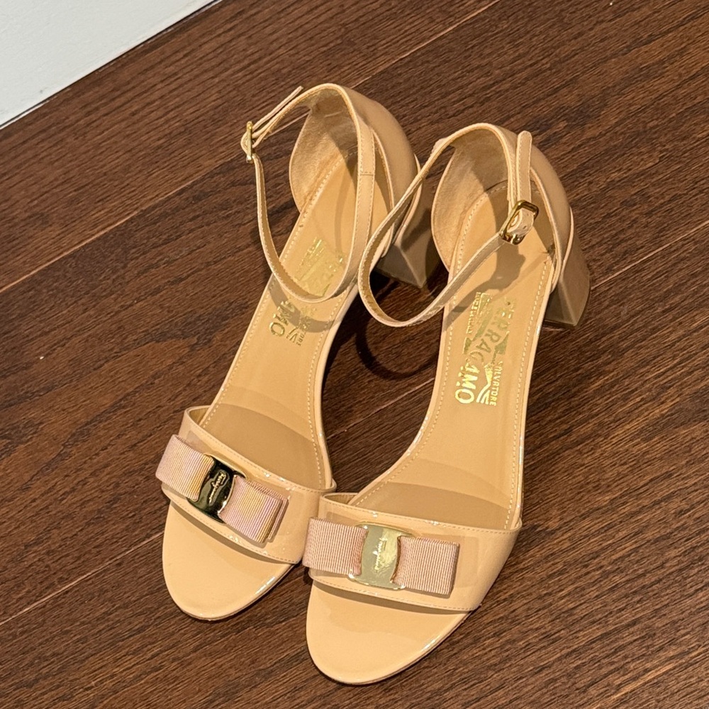 Salvatore Ferragamo Beige Patent Vara Bow Ankle-Strap Block Heels Size 9 - Picture 2 of 7